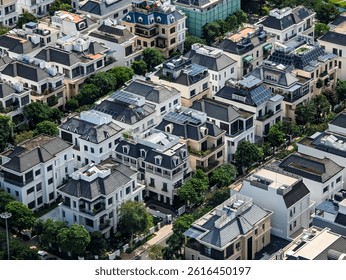 Chủ hộ kinh doanh theo dõi sản lượng và hiệu quả tiết kiệm điện từ hệ thống.