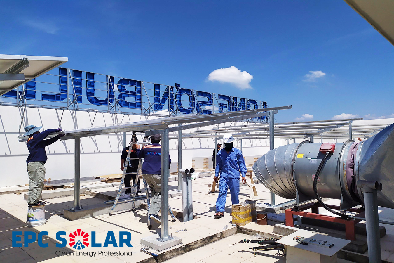 Mái nhà kinh doanh tại TPHCM được tận dụng để lắp hệ thống điện mặt trời hòa lưới.