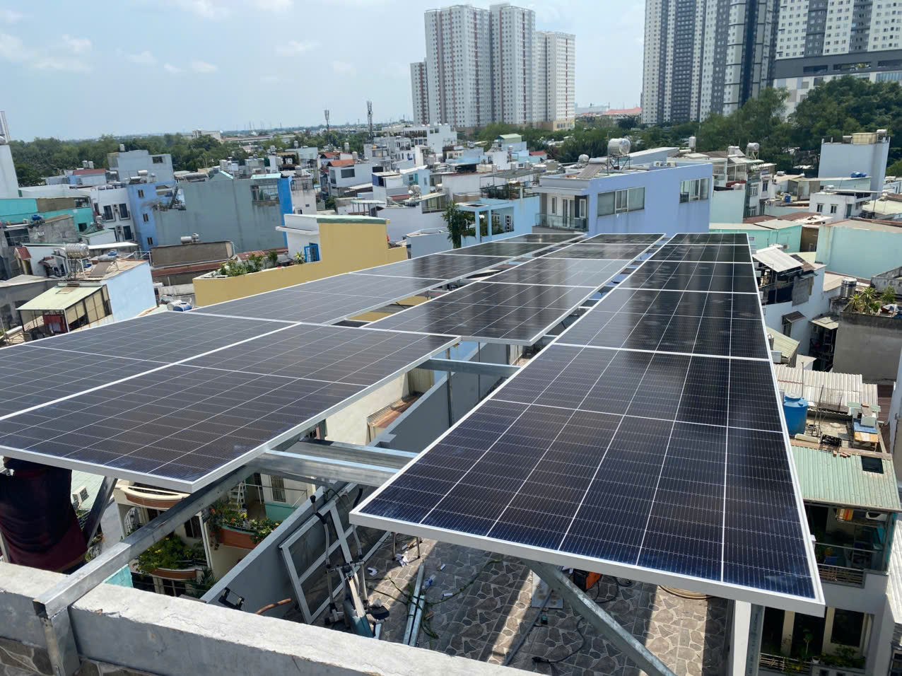 Hệ thống điện mặt trời áp mái giúp giảm hóa đơn điện cho nhà phố và cơ sở kinh doanh tại TPHCM.
