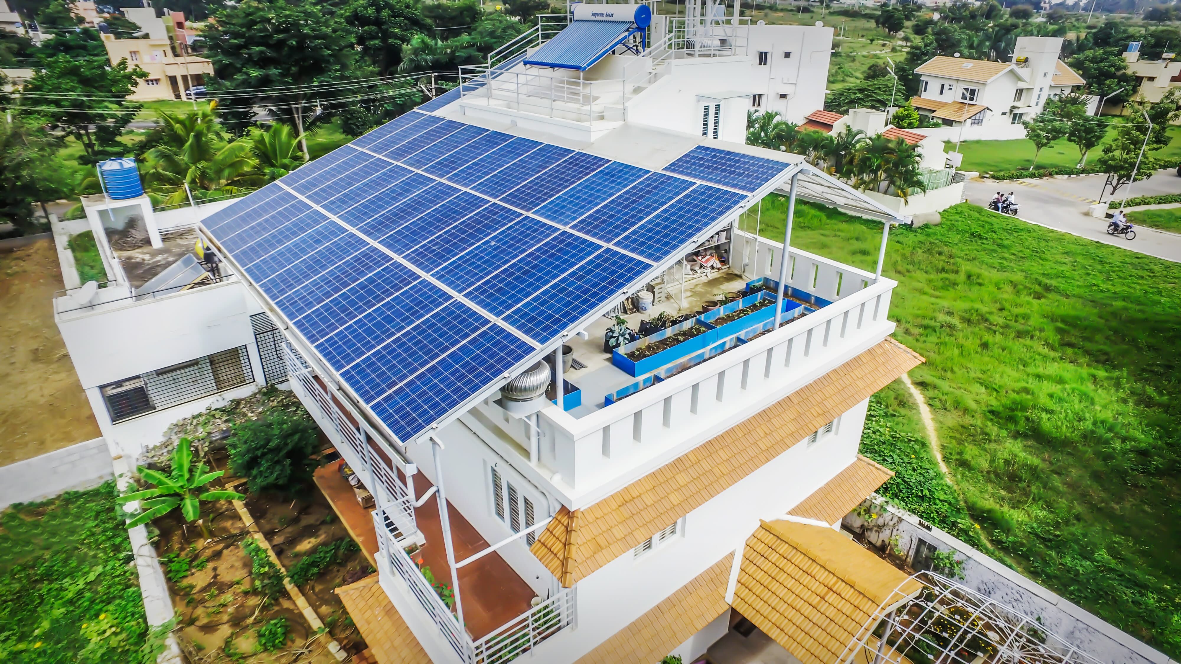 Thi công điện mặt trời cho nhà ống cần khảo sát kỹ che bóng và kết cấu mái.