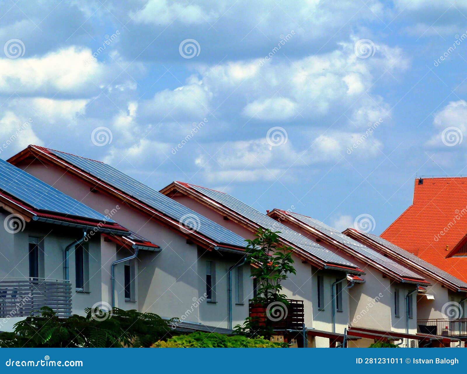 Hệ thống điện mặt trời được lắp gọn trên mái ngói, giữ thẩm mỹ cho ngôi nhà