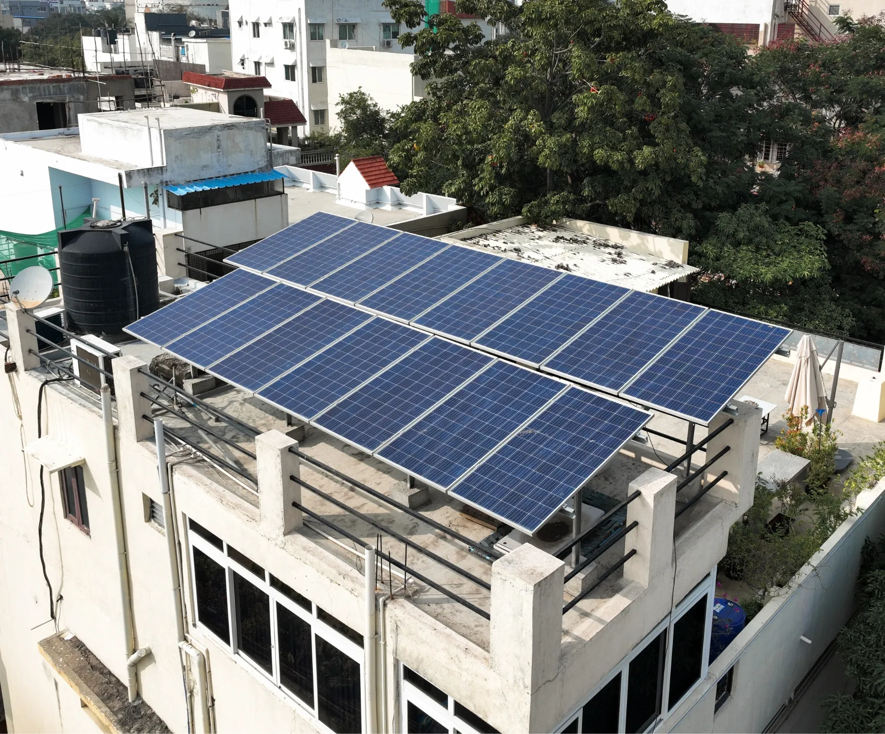 Hệ thống điện mặt trời áp mái được thi công thực tế tại TPHCM.