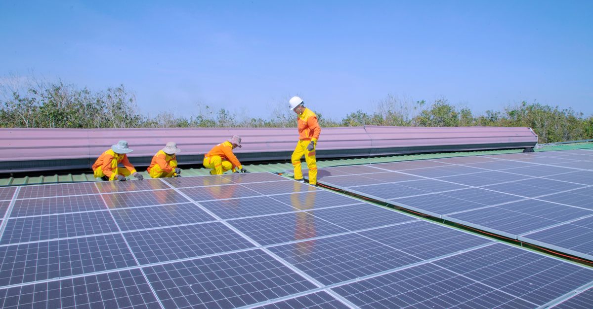 Khảo sát mái nhà xưởng trước khi triển khai điện mặt trời tại TPHCM.