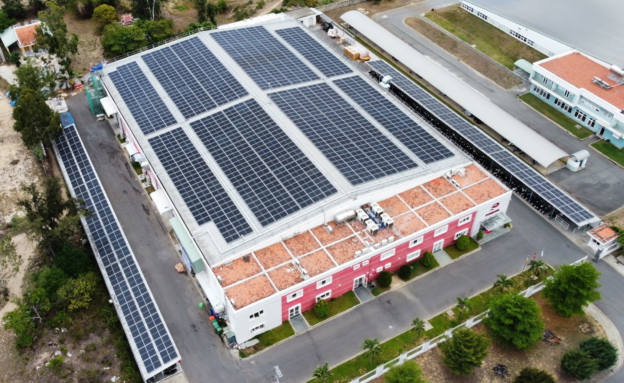 Hệ thống điện mặt trời trên mái nhà xưởng vừa tại TPHCM.