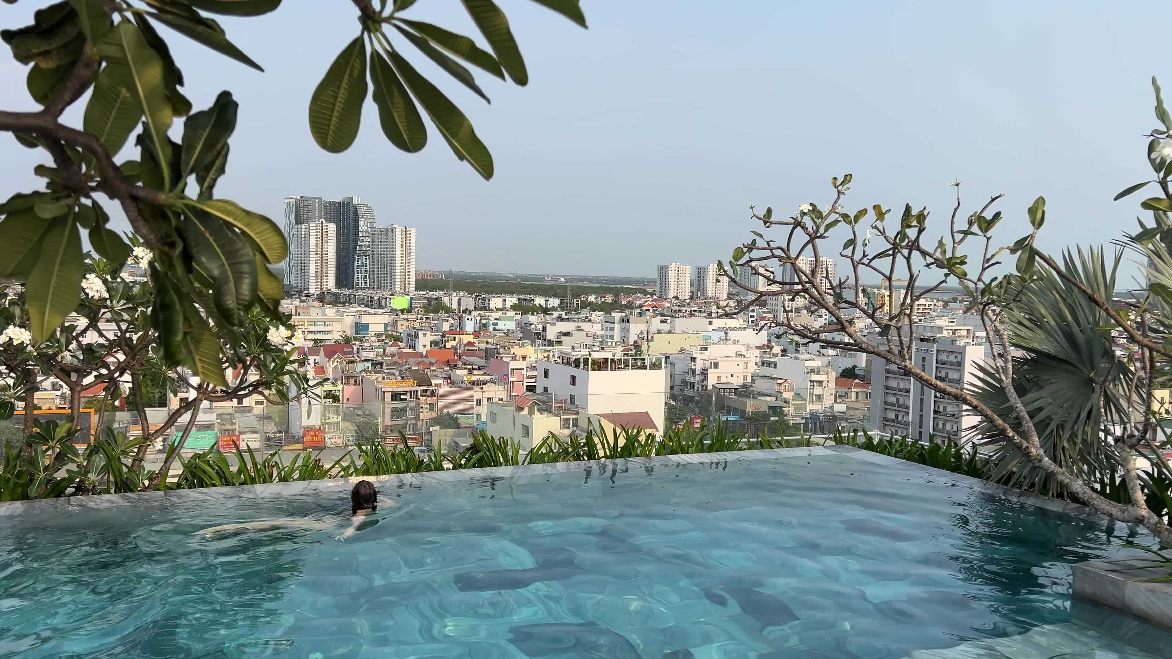 Hệ thống điện mặt trời lắp gọn trên mái spa, giữ vẻ sang trọng và chuyên nghiệp.