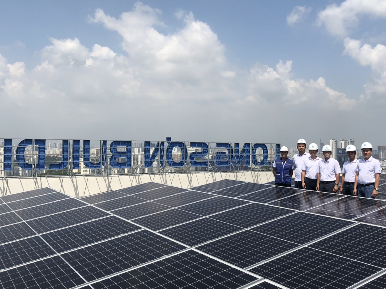 Kỹ thuật viên kiểm tra vận hành hệ thống điện 3 pha 10kW trên mái công trình