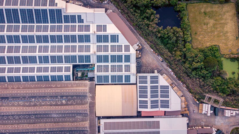 Kỹ sư khảo sát và giám sát dự án solar rooftop lớn trước khi triển khai.