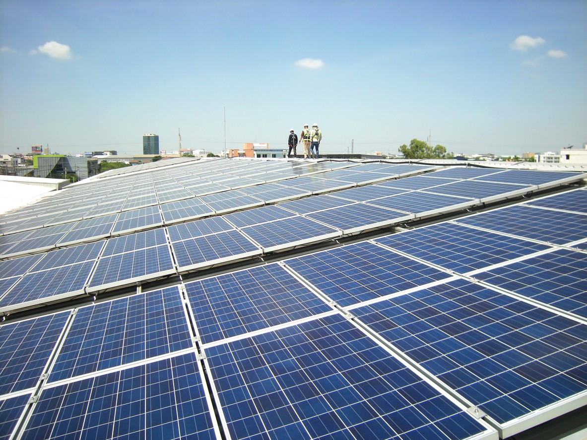 Hệ thống điện mặt trời 20kW lắp trên mái doanh nghiệp nhỏ tại TP.HCM.