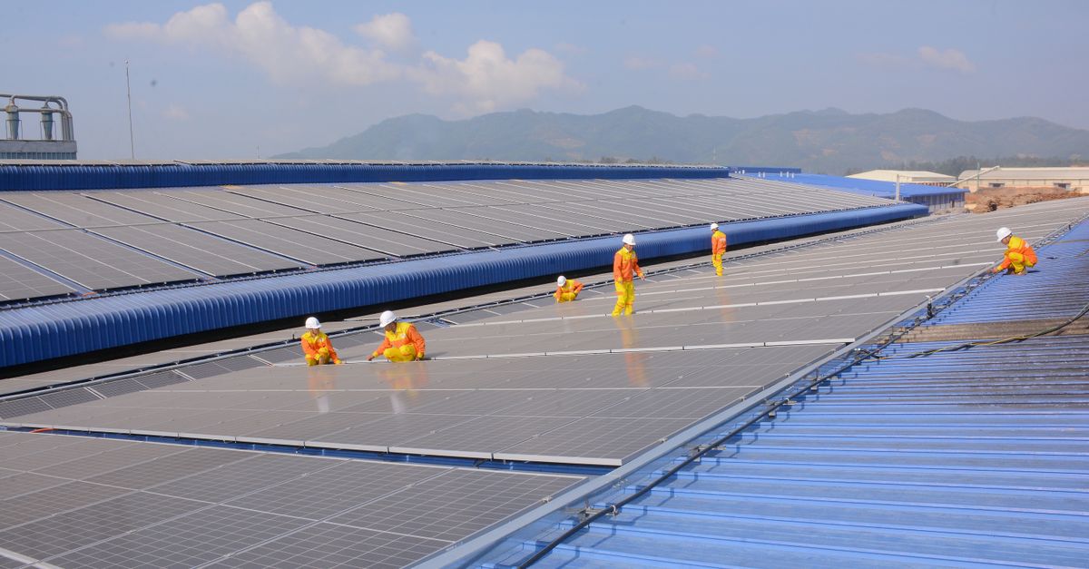 Hệ thống điện mặt trời 50kW lắp trên mái nhà xưởng tại TP.HCM.