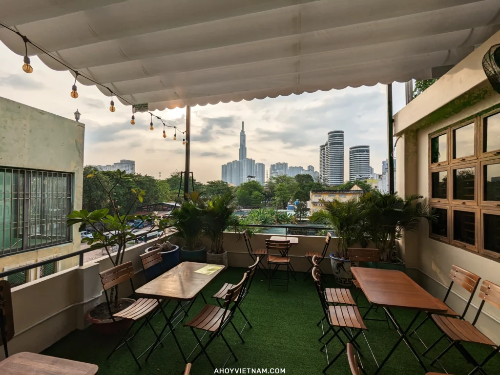 Mô hình lắp điện mặt trời cho quán cà phê rooftop, ưu tiên thẩm mỹ và hiệu quả vận hành.