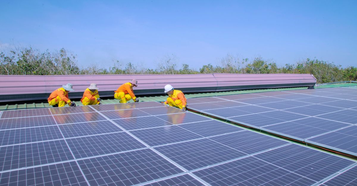 Nhân sự tư vấn báo giá điện mặt trời tại công trình ở TPHCM