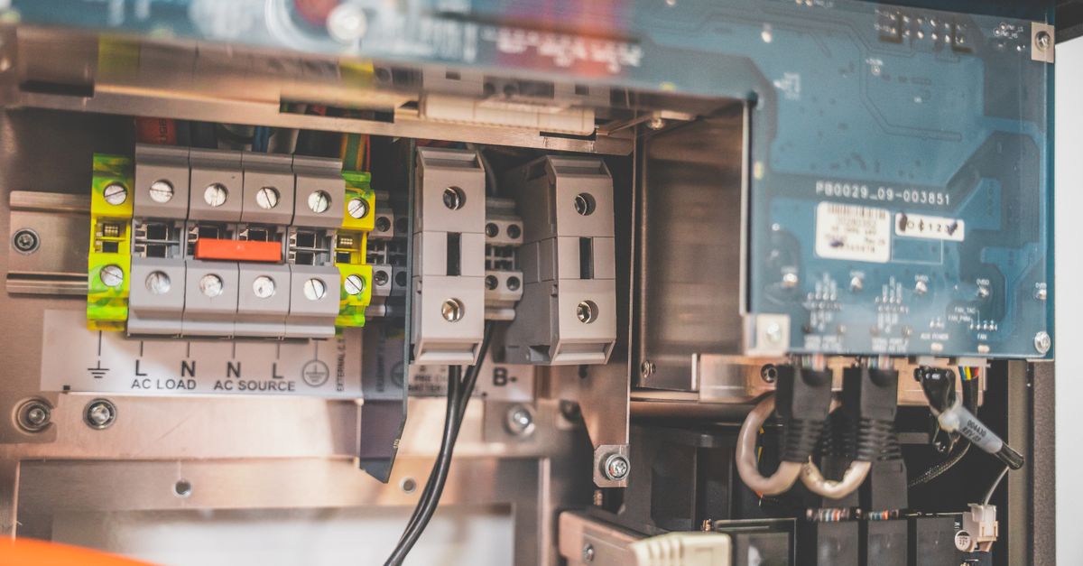 Kiểm tra thiết bị bảo vệ DC là bước quan trọng trong bảo trì hệ thống điện mặt trời.