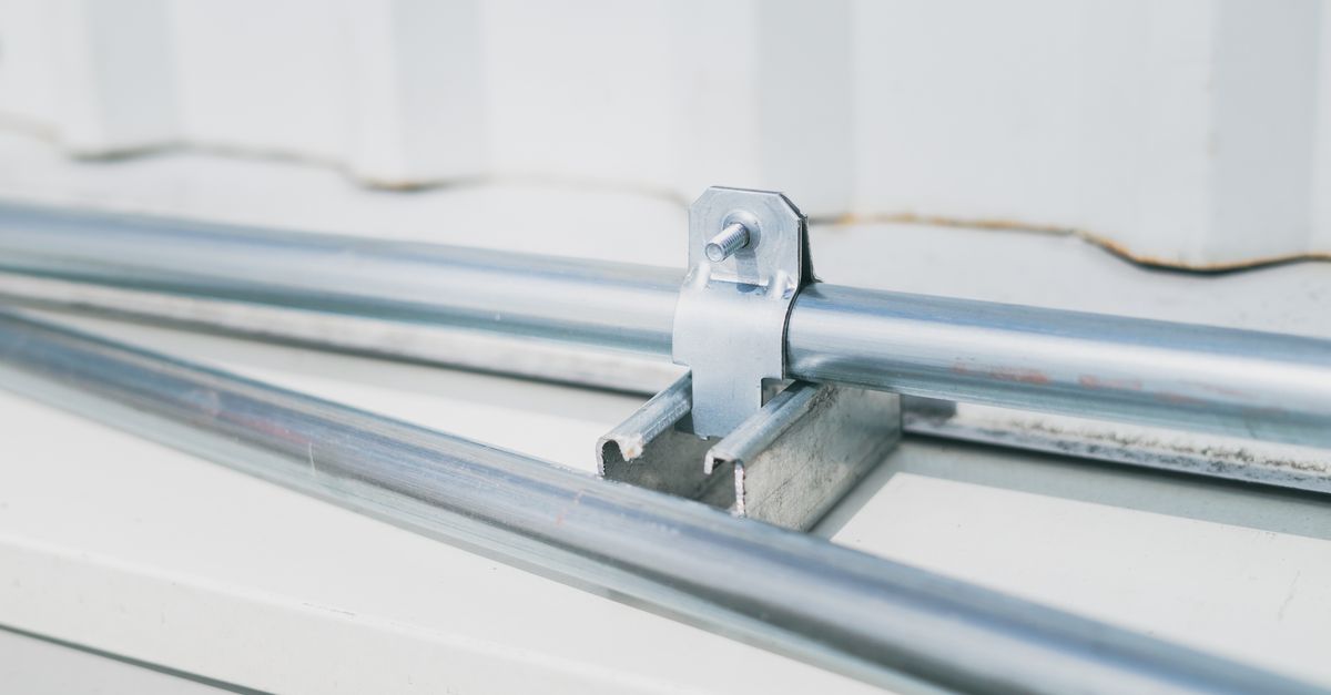 Chân chữ Z liên kết rail chắc trên mái tôn trong hệ điện mặt trời.