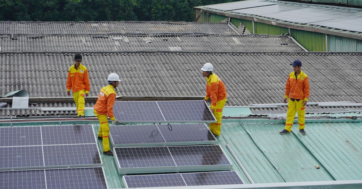 Bộ phụ kiện mái tôn solar phối hợp đồng bộ cho hệ thống áp mái.