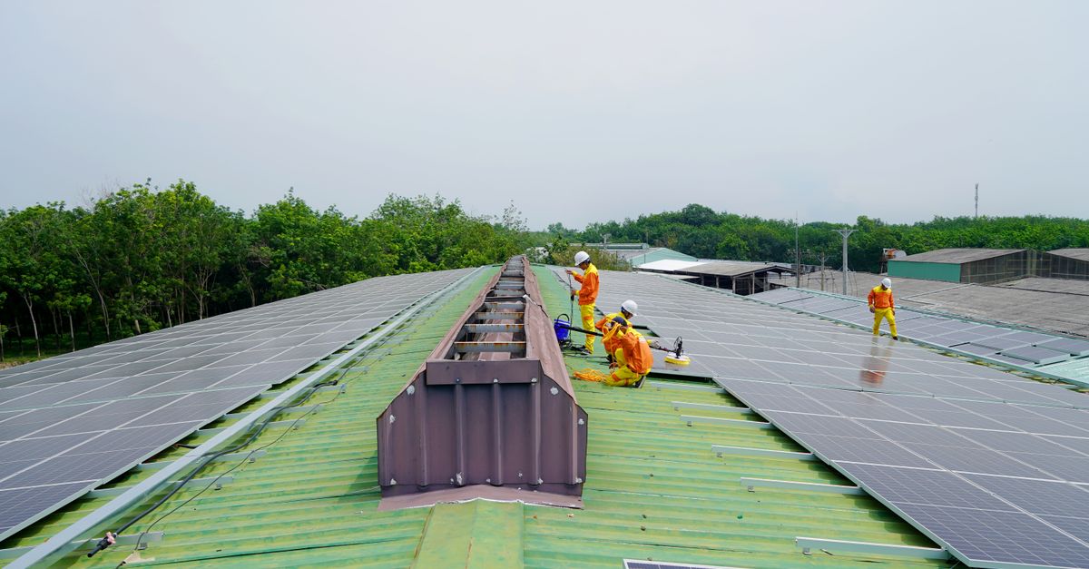 Thiết bị inverter và bộ giám sát giúp quản lý hiệu quả hệ thống điện mặt trời.