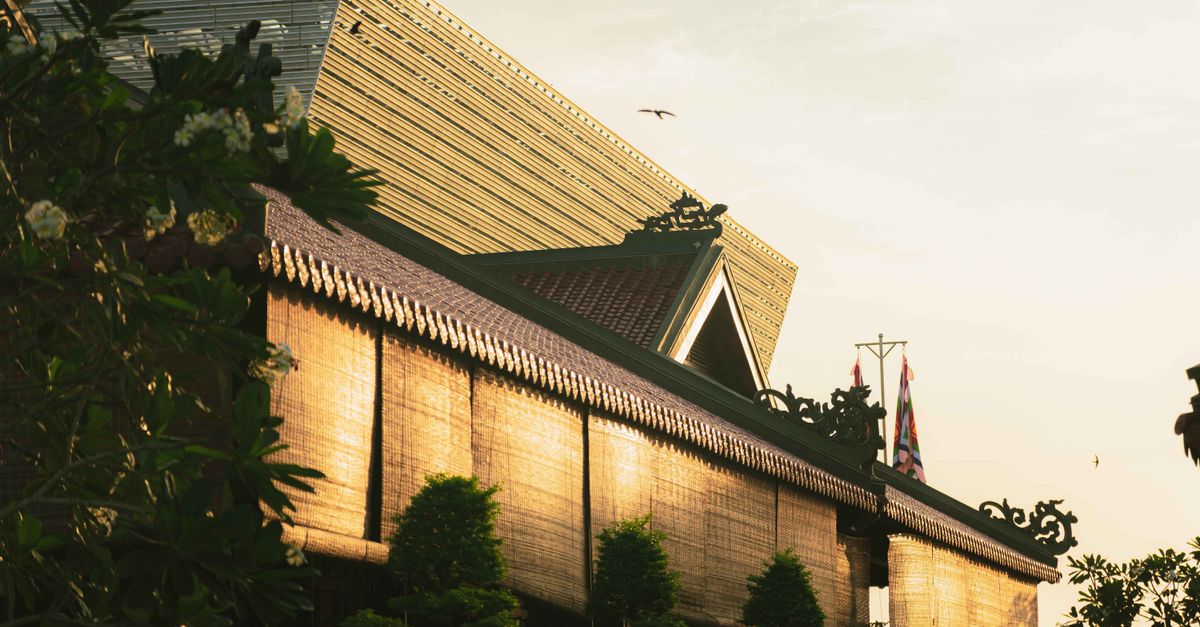 Hệ pin mặt trời lắp trên mái tôn giúp vừa tạo điện vừa giảm hấp thụ nhiệt.