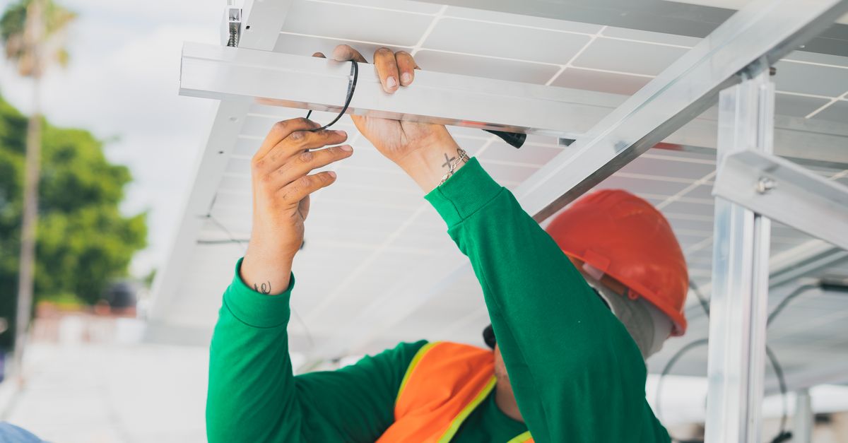 Hệ thống điện mặt trời với SPD DC và SPD AC được lắp trong tủ điện, đảm bảo an toàn chống sét.