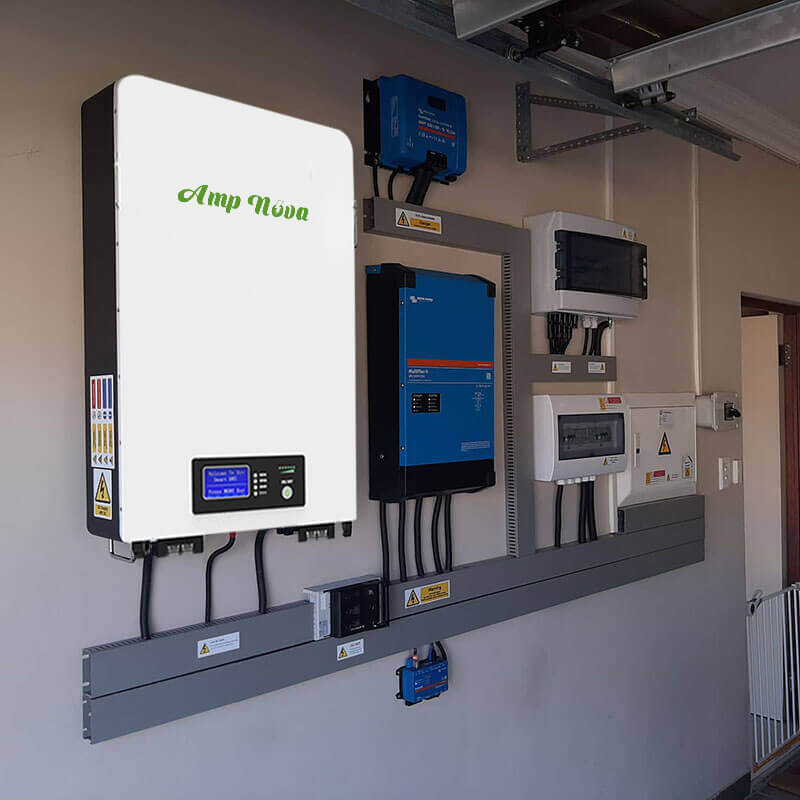 Kỹ thuật viên kiểm tra GoodWe hybrid và theo dõi sản lượng trên ứng dụng.