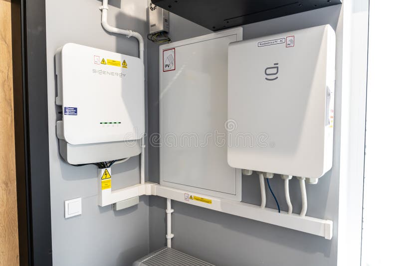 Inverter GoodWe được lắp gọn gàng trong hệ thống điện mặt trời thực tế.