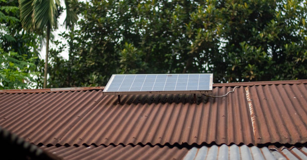 Thi công hệ điện mặt trời trên mái tôn seamlock với kẹp chuyên dụng và rail nhôm đồng bộ.