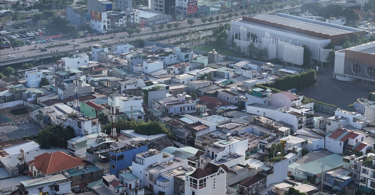 Hệ thống điện mặt trời mái nhà phù hợp nhà ở và cơ sở kinh doanh tại Hóc Môn.