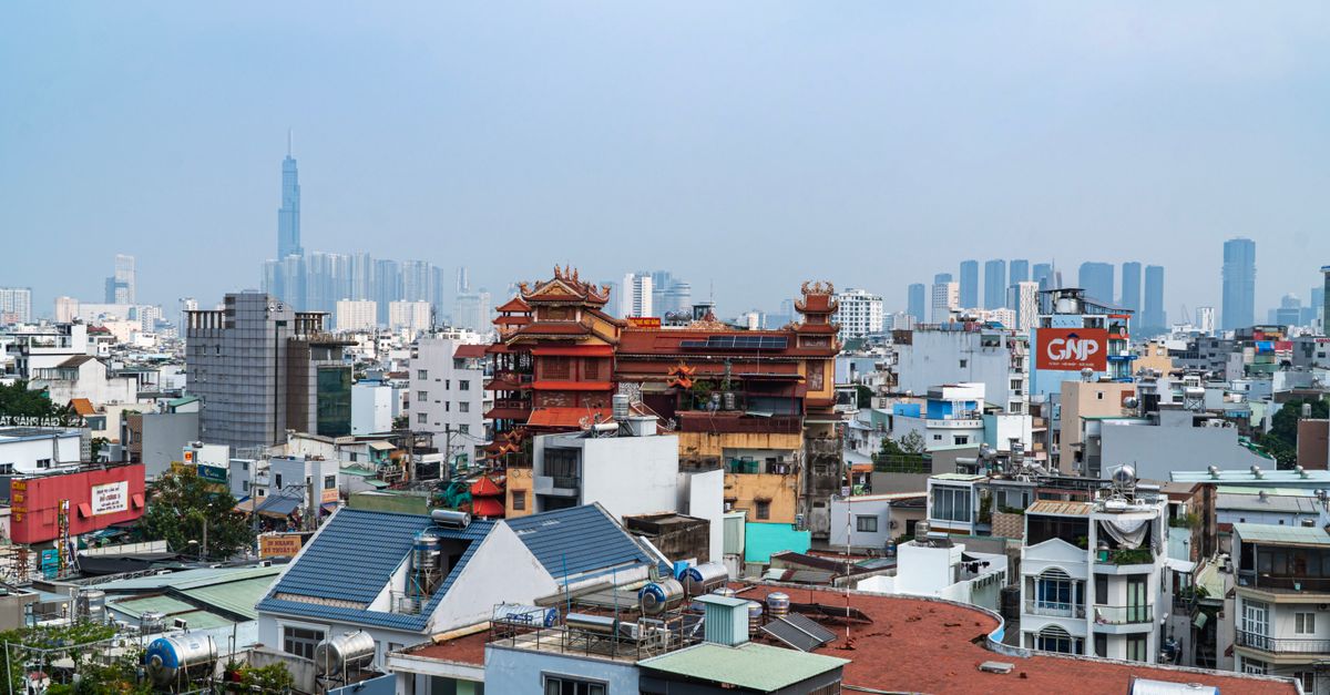 Khảo sát và lắp đặt điện mặt trời trên mái nhà đô thị tại Tân Bình.