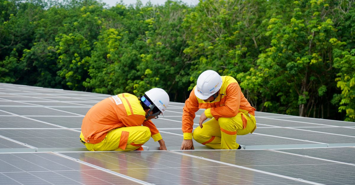 Kỹ sư kiểm tra inverter, dây DC và hồ sơ kỹ thuật trong buổi nghiệm thu hệ thống điện mặt trời.
