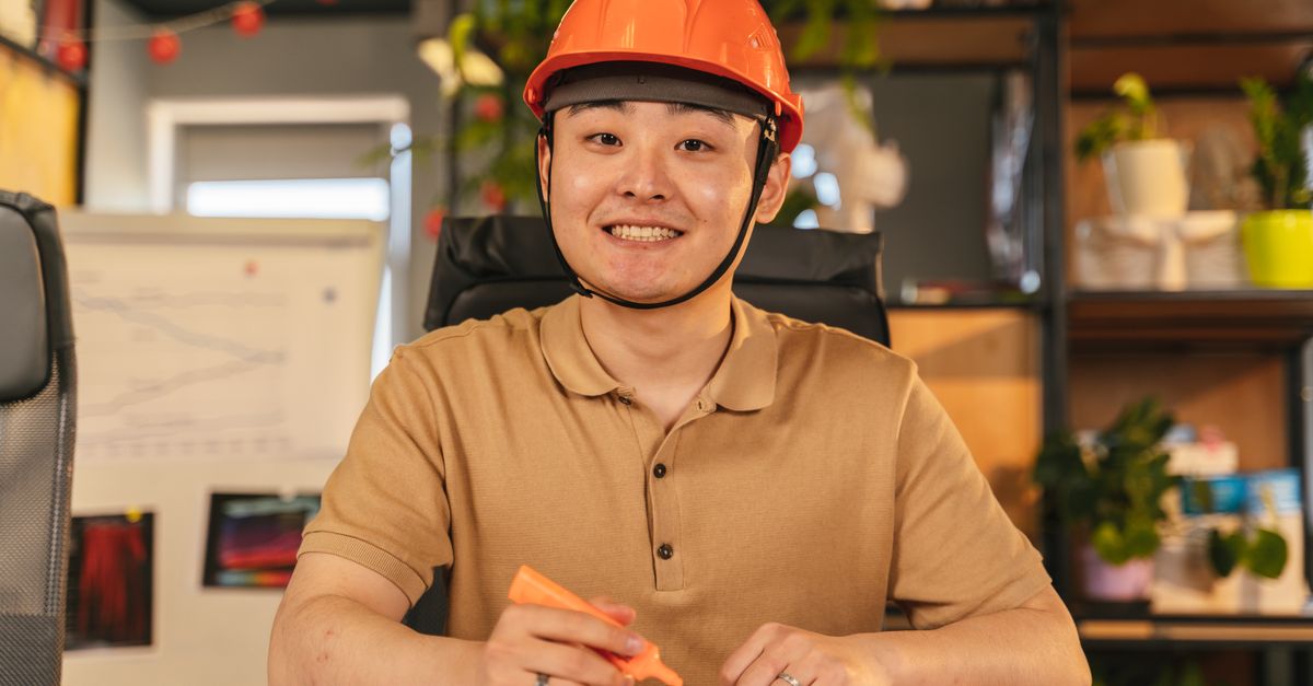 Kỹ sư đang mô phỏng sản lượng hệ thống điện mặt trời bằng phần mềm chuyên dụng.