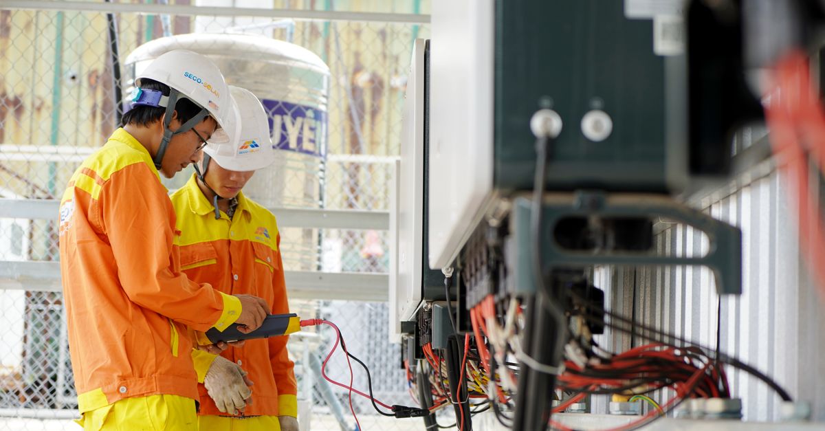 Hệ pin lưu trữ 51.2V kết hợp inverter hybrid trong không gian kỹ thuật gọn gàng.