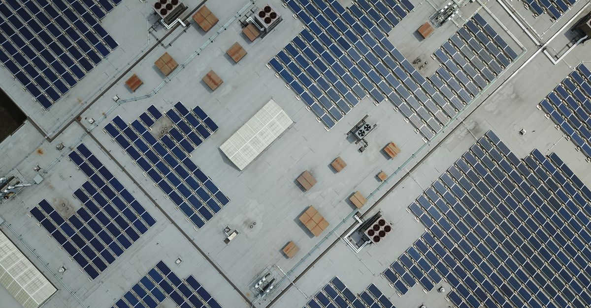 Cận cảnh module PV với khung nhôm và mặt kính bền chắc, phù hợp điều kiện nắng nóng đô thị.