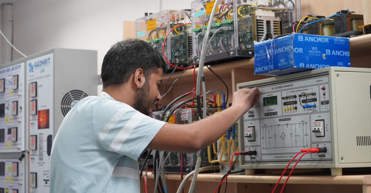 Cụm thiết bị đóng cắt DC trong tủ điện mặt trời, bố trí gọn và dễ bảo trì.