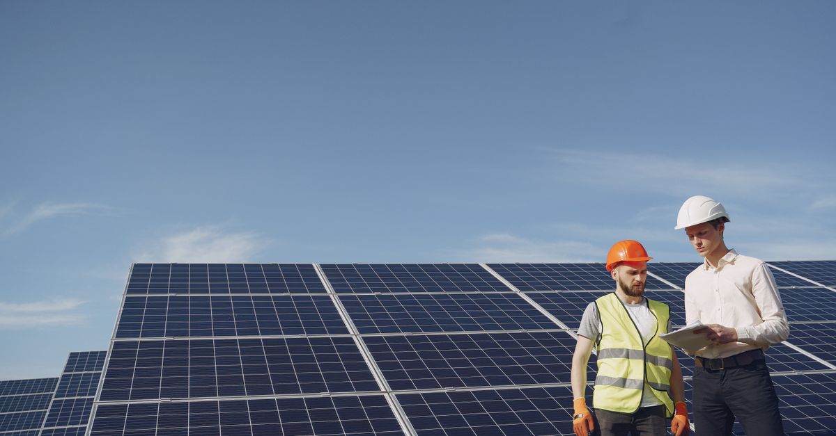 Chi tiết lắp đặt hệ solar cho thấy vai trò của vật tư chuẩn trong độ bền và an toàn vận hành.
