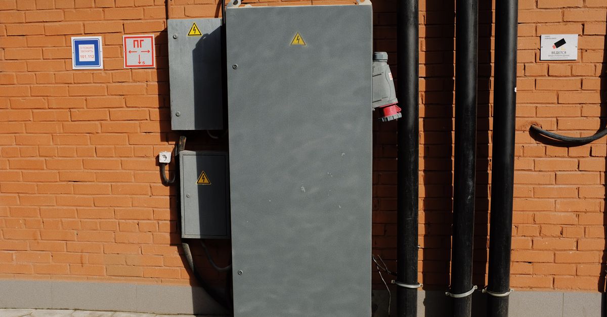 Thiết kế tủ bảo vệ solar cần đồng bộ với inverter và điều kiện lắp đặt thực tế.