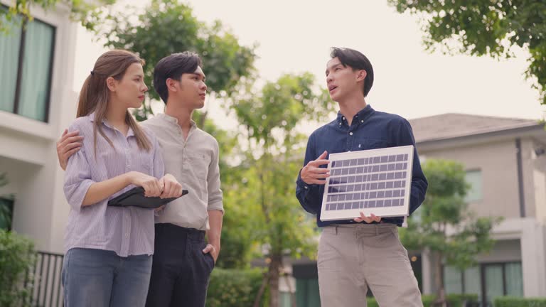 Khách hàng trao đổi phương án vay vốn và trả góp điện mặt trời ngay tại công trình.
